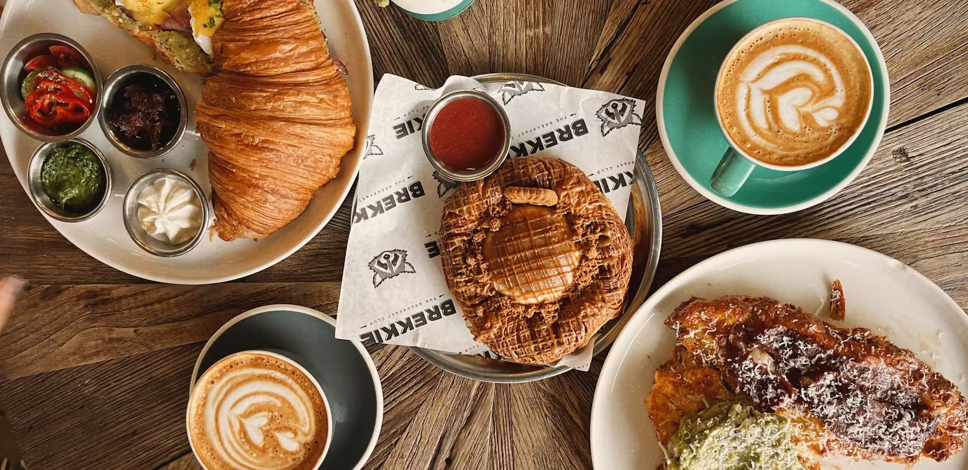 croissant with latte